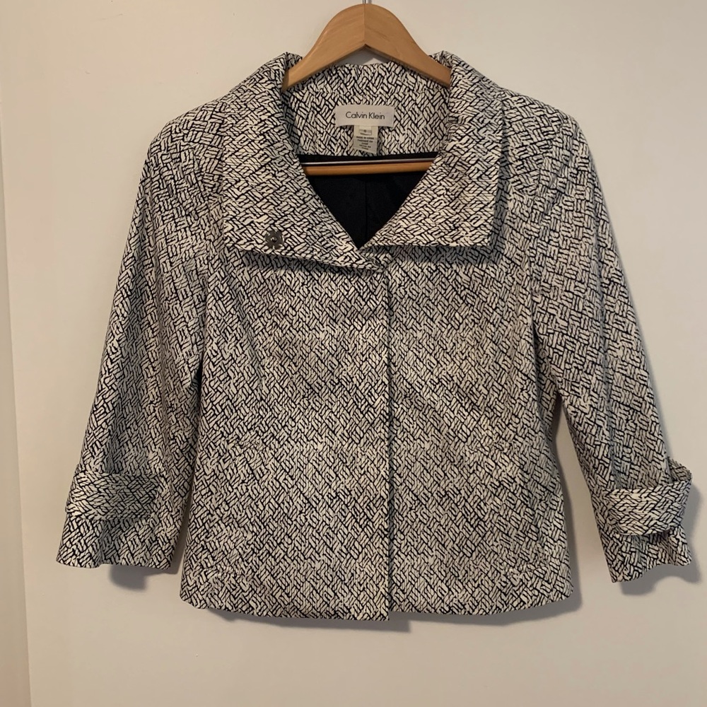 Lightweight jacket with convertible collar